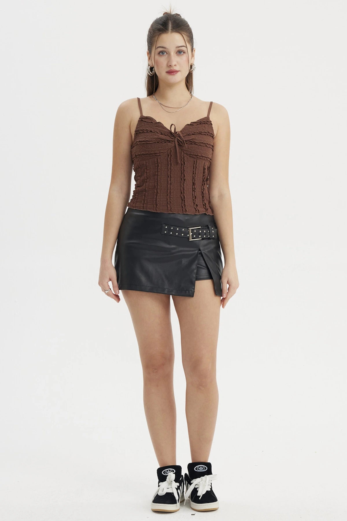 Polera peto café texturizada con tirantes delgados y detalle de lazo en el pecho sin estampa visible