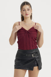 Polera peto mujer rojo texturizado con tirantes delgados y nudo central estilo casual sin estampa lisa