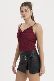 Polera peto mujer rojo texturizado con tirantes delgados y nudo central estilo casual sin estampa lisa