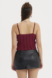 Polera peto mujer rojo texturizado con tirantes delgados y nudo central estilo casual sin estampa lisa