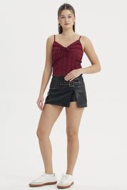 Polera peto mujer rojo texturizado con tirantes delgados y nudo central estilo casual sin estampa lisa