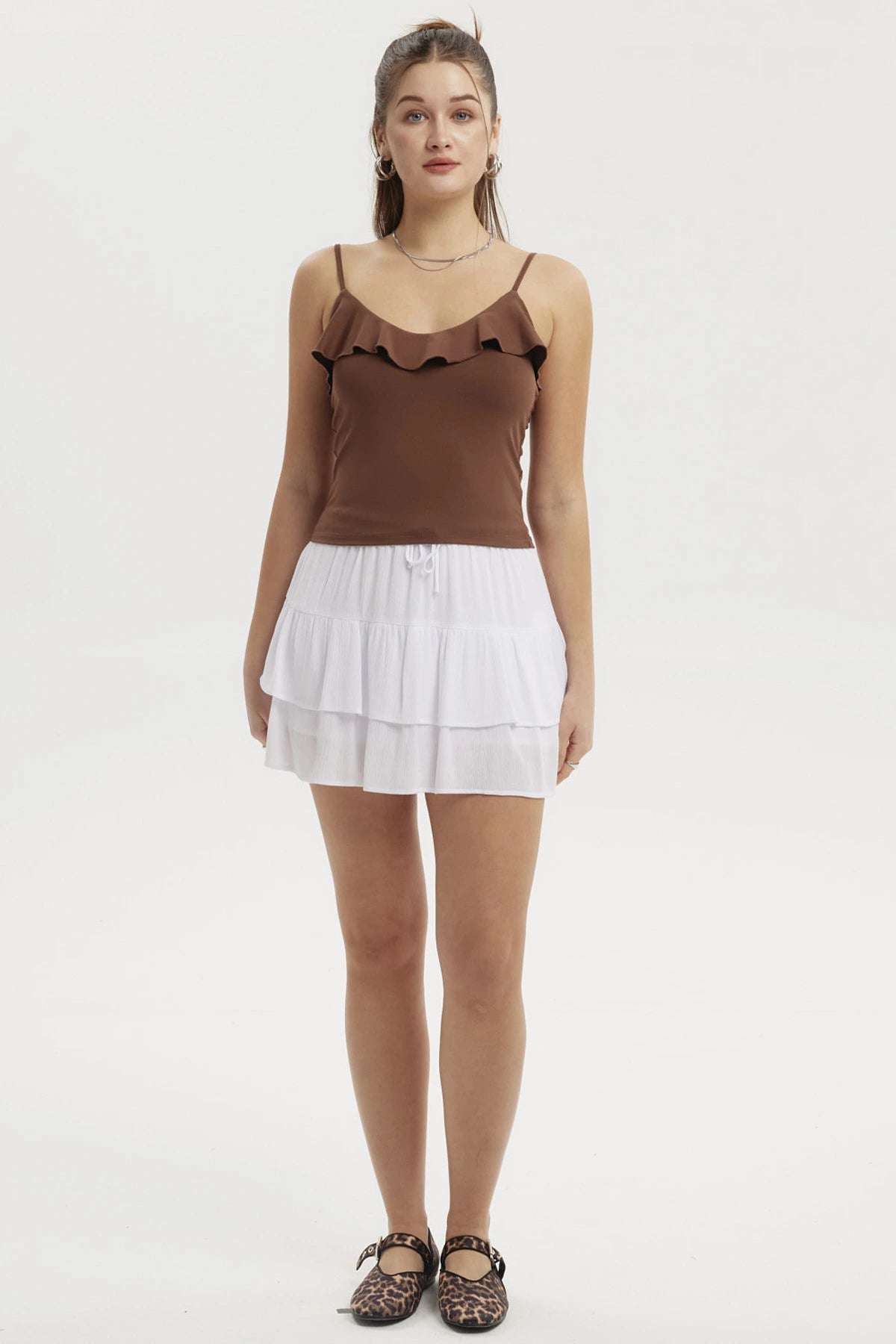 Falda blanca de mujer con capas y lazo ajustable sin estampa visible