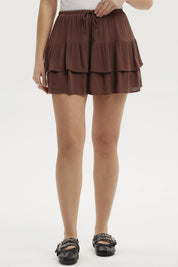 Falda café de capas cortas con ajuste de lazo en la cintura diseño liso ideal para un look veraniego y fresco