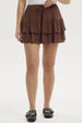 Falda café de capas cortas con ajuste de lazo en la cintura diseño liso ideal para un look veraniego y fresco