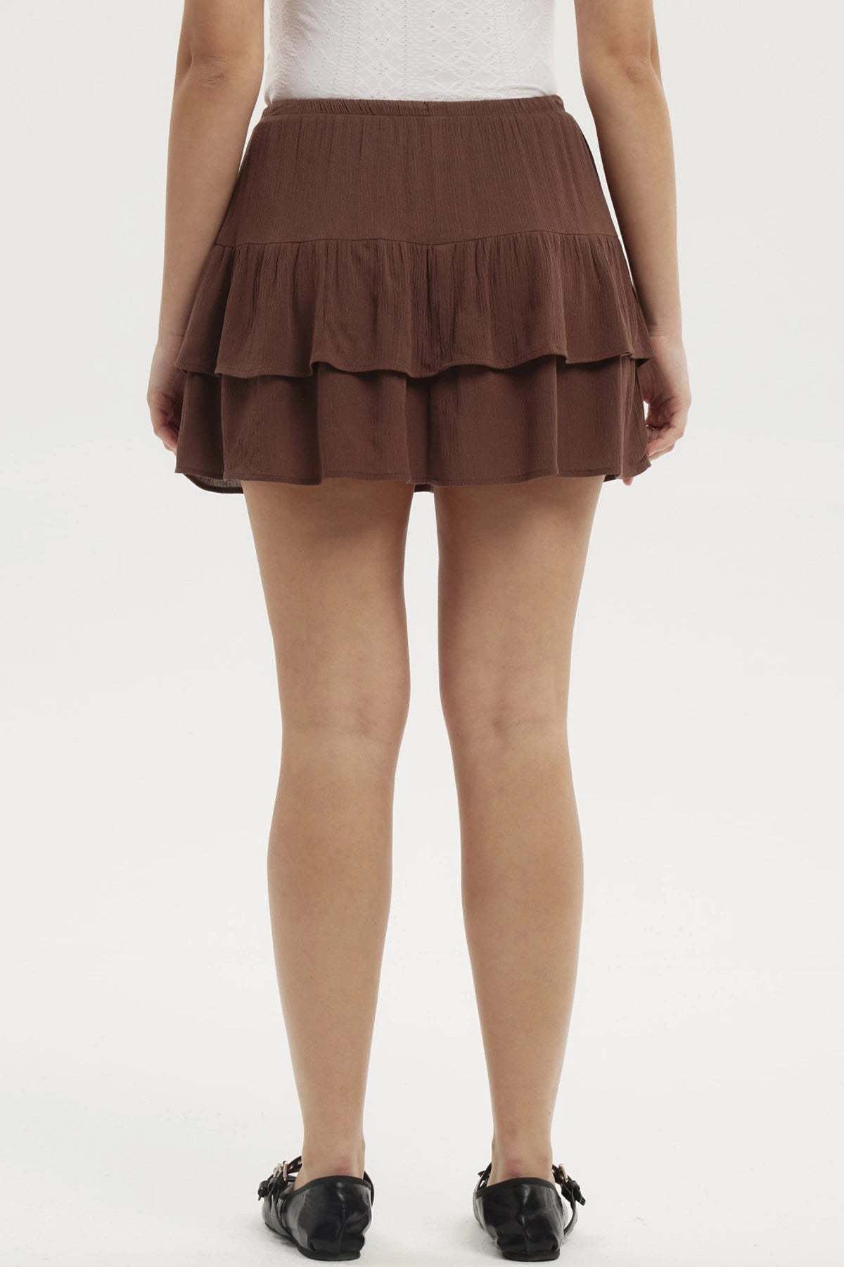 Falda café de capas cortas con ajuste de lazo en la cintura diseño liso ideal para un look veraniego y fresco