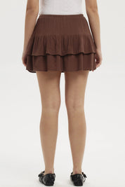 Falda café de capas cortas con ajuste de lazo en la cintura diseño liso ideal para un look veraniego y fresco