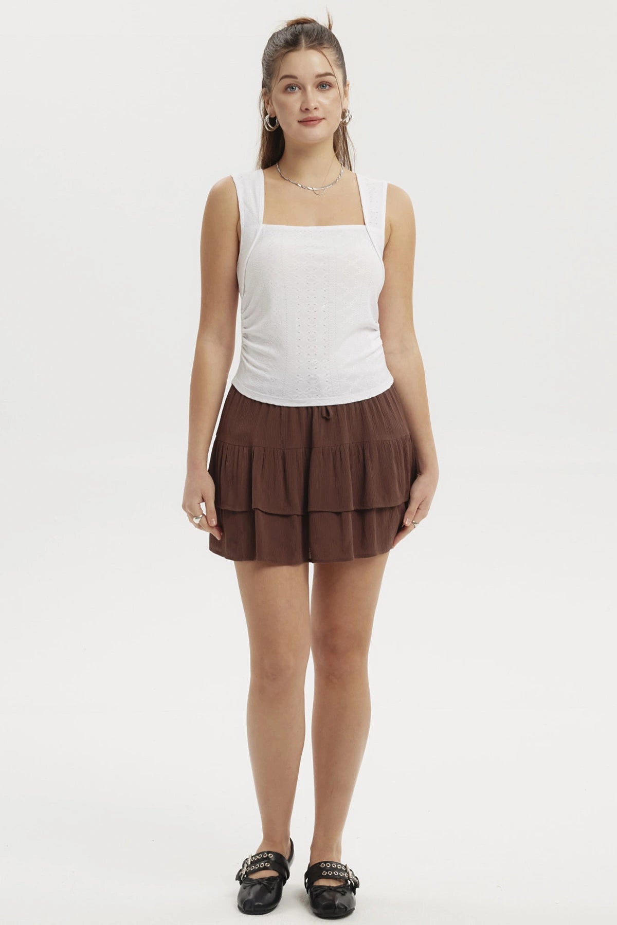 Falda café de capas cortas con ajuste de lazo en la cintura diseño liso ideal para un look veraniego y fresco