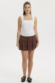Falda café de capas cortas con ajuste de lazo en la cintura diseño liso ideal para un look veraniego y fresco