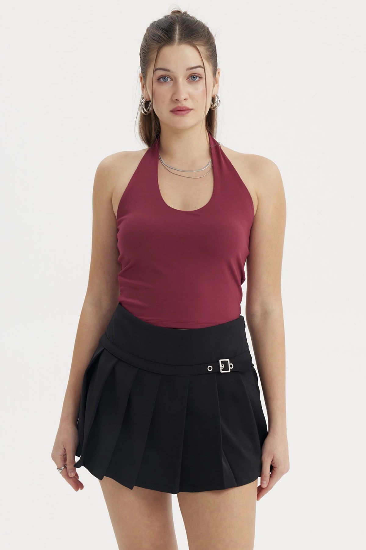 Polera peto halter crop vino liso sin estampas diseño ajustado y escote halter ideal para un look casual y moderno