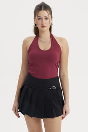 Polera peto halter crop vino liso sin estampas diseño ajustado y escote halter ideal para un look casual y moderno