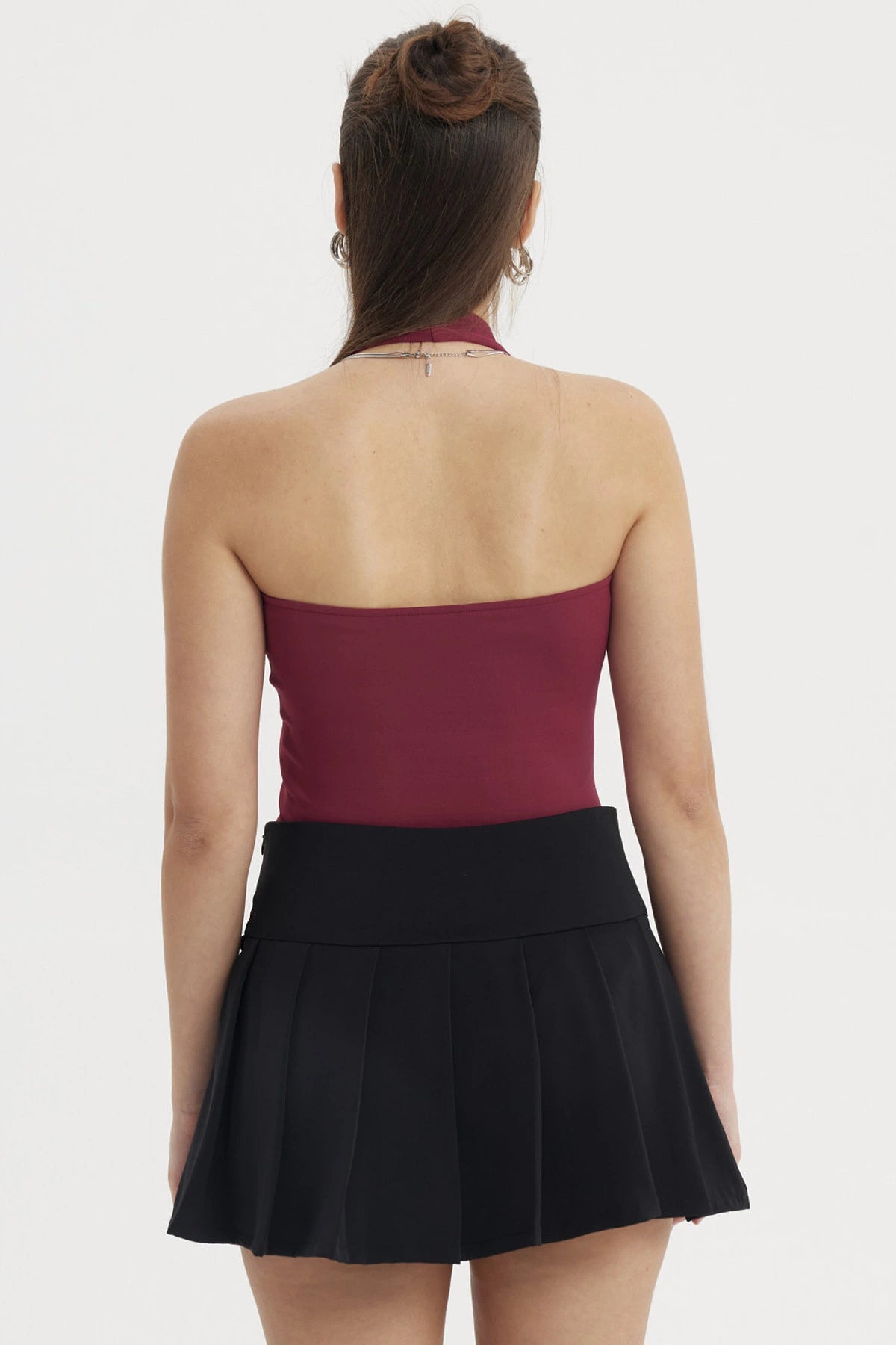 Polera peto halter crop vino liso sin estampas diseño ajustado y escote halter ideal para un look casual y moderno