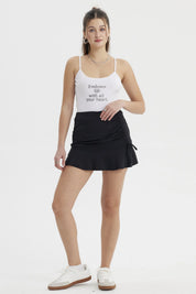 Falda corta negra ajustable en el costado con fruncido y lazo sin estampa lisa perfecta para un look casual y versátil