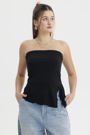 Polera strapless negra con abertura lateral detalle ondulado estilo minimalista sin estampas
