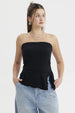 Polera strapless negra con abertura lateral detalle ondulado estilo minimalista sin estampas