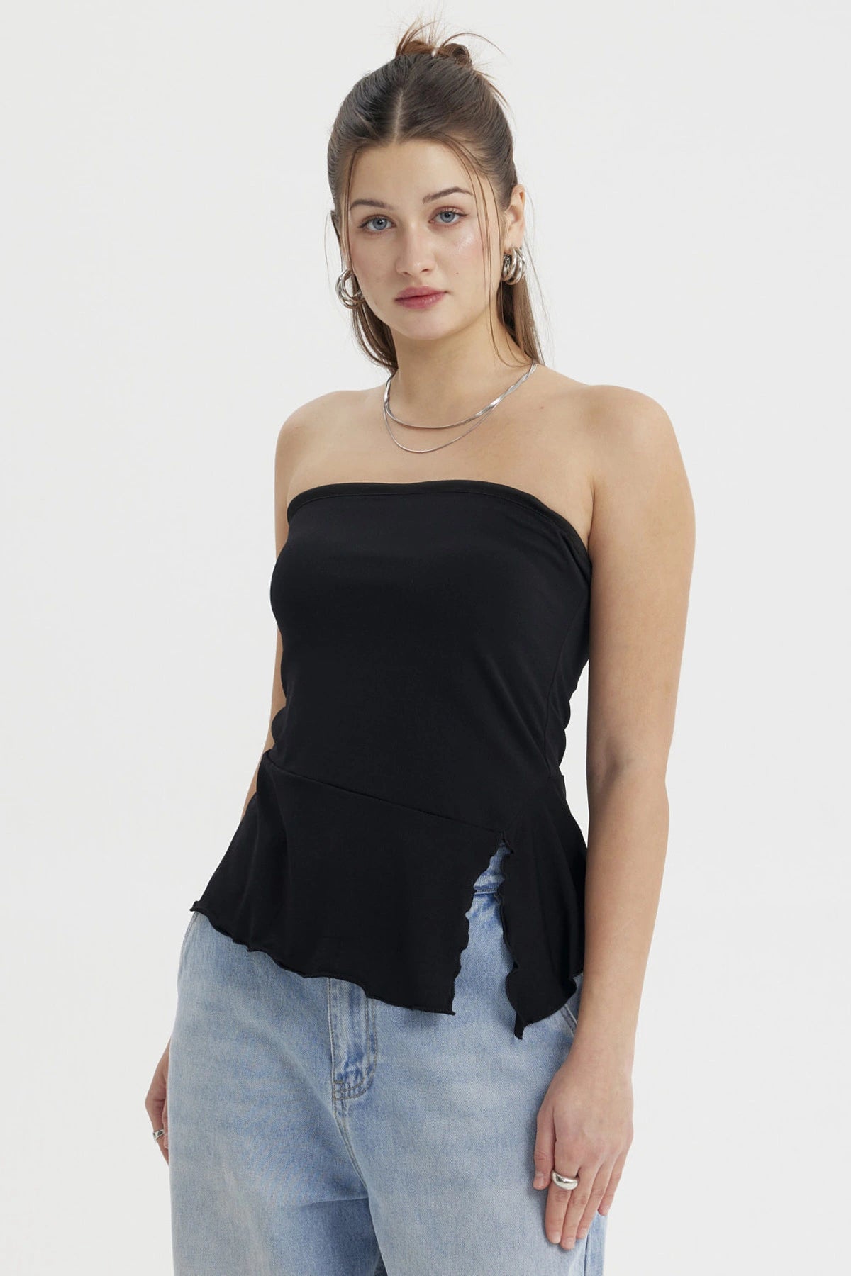 Polera strapless negra con abertura lateral detalle ondulado estilo minimalista sin estampas