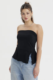 Polera strapless negra con abertura lateral detalle ondulado estilo minimalista sin estampas