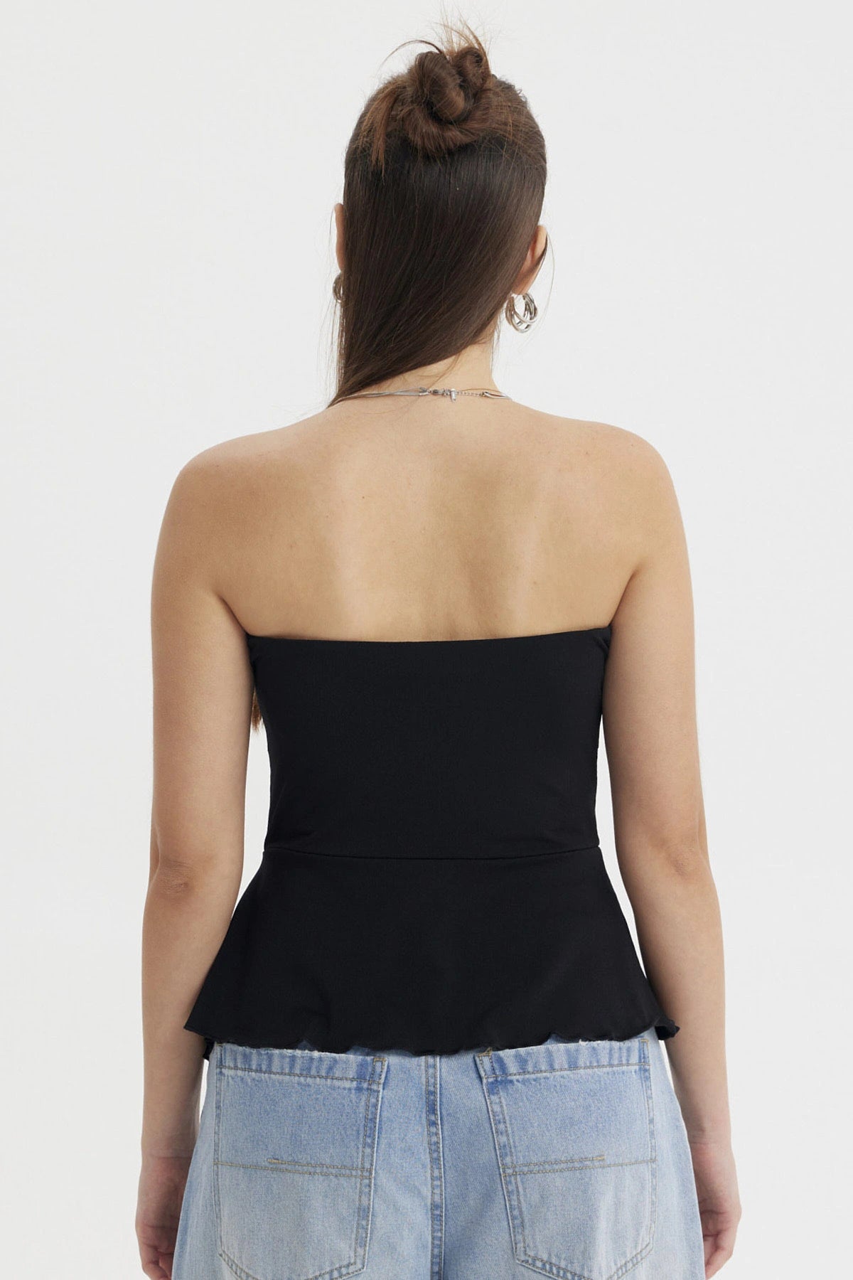 Polera strapless negra con abertura lateral detalle ondulado estilo minimalista sin estampas