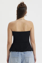 Polera strapless negra con abertura lateral detalle ondulado estilo minimalista sin estampas
