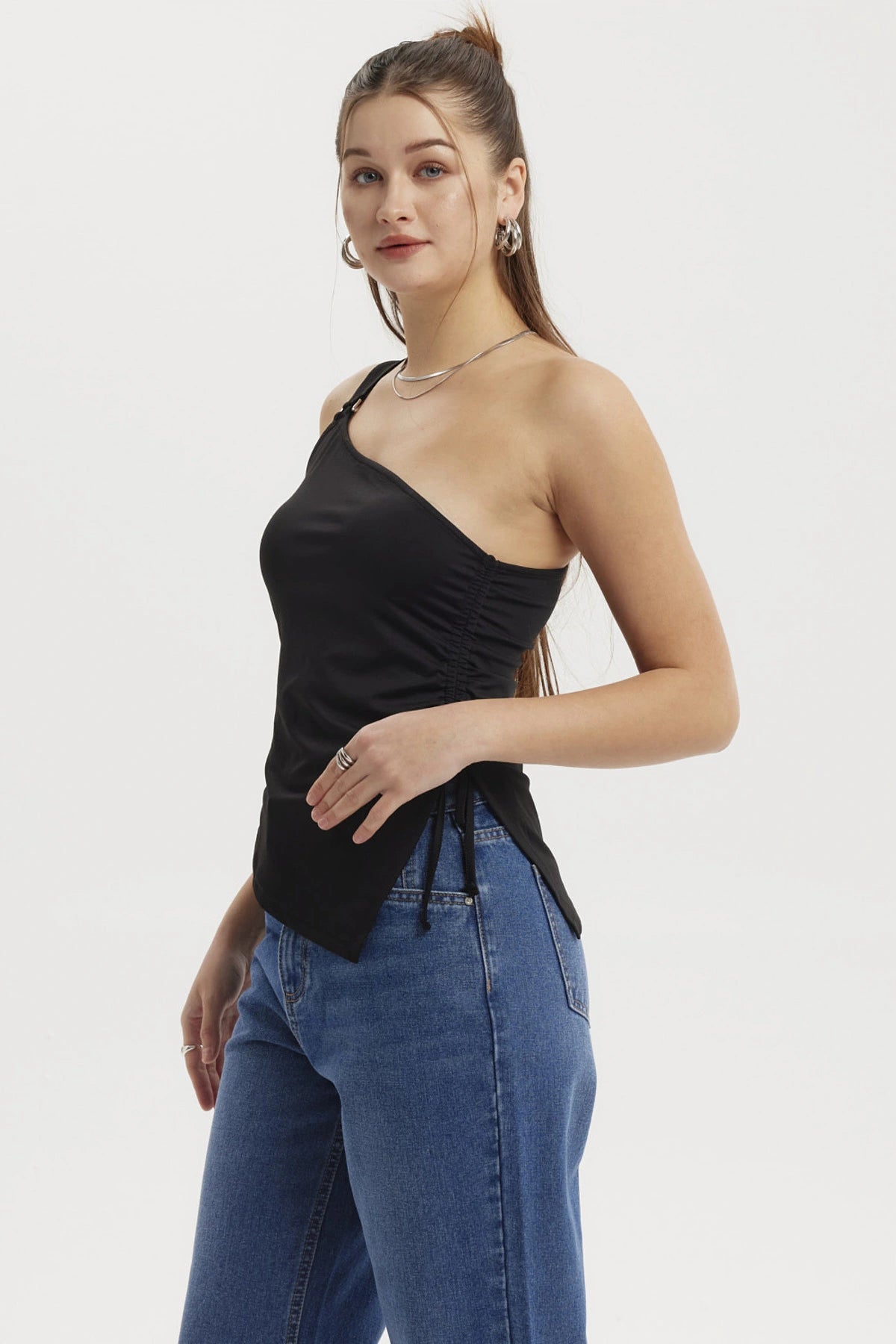 Polera negra asimétrica de mujer con escote y basta irregular sin estampado