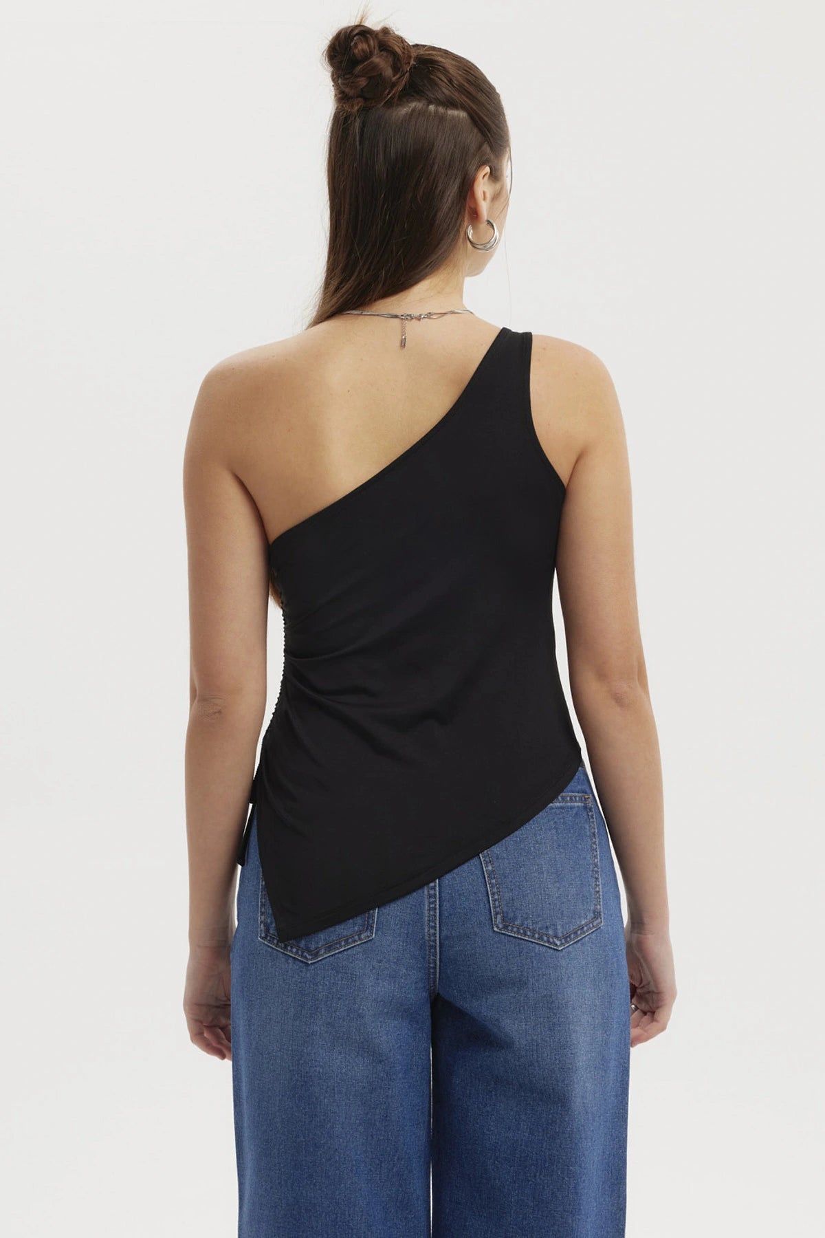 Polera negra asimétrica de mujer con escote y basta irregular sin estampado