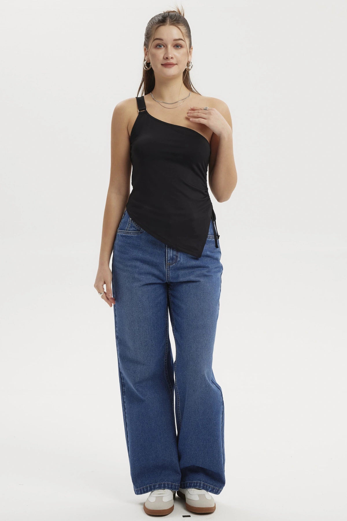 Polera negra asimétrica de mujer con escote y basta irregular sin estampado