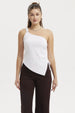 Polera asimétrica blanca de mujer con escote de un solo hombro y detalle de lazo lateral diseño liso