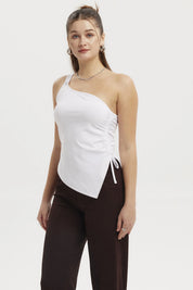 Polera asimétrica blanca de mujer con escote de un solo hombro y detalle de lazo lateral diseño liso