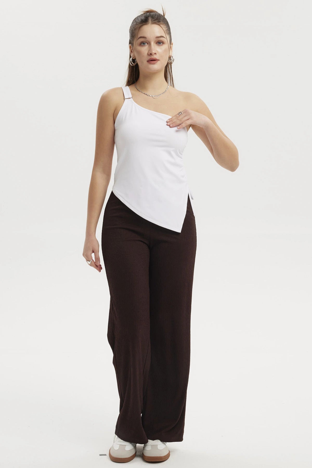 Polera asimétrica blanca de mujer con escote de un solo hombro y detalle de lazo lateral diseño liso