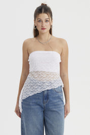 Polera strapless blanca de encaje asimétrico diseño floral sin estampa visible