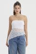 Polera strapless blanca de encaje asimétrico diseño floral sin estampa visible