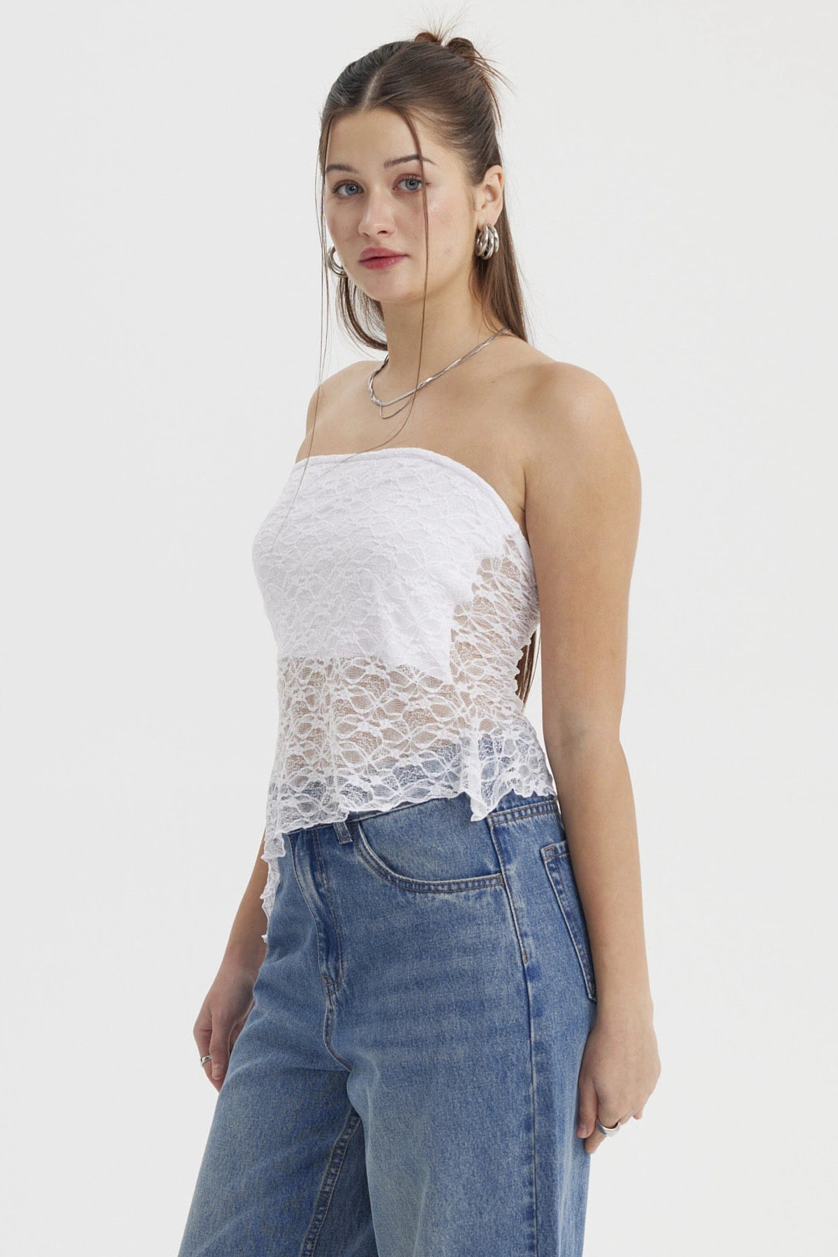Polera strapless blanca de encaje asimétrico diseño floral sin estampa visible