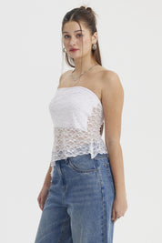 Polera strapless blanca de encaje asimétrico diseño floral sin estampa visible