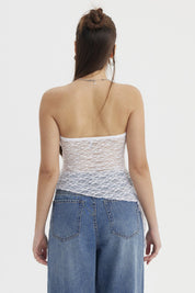 Polera strapless blanca de encaje asimétrico diseño floral sin estampa visible