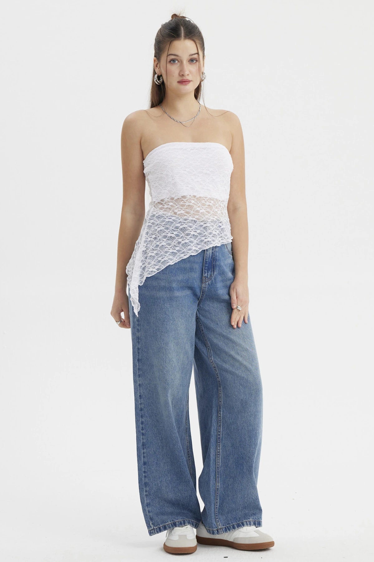 Polera strapless blanca de encaje asimétrico diseño floral sin estampa visible