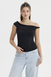 Polera negra de mujer estilo Bardot con aplicación de nudo sin estampado diseño elegante y hombro descubierto