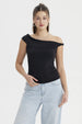 Polera negra de mujer estilo Bardot con aplicación de nudo sin estampado diseño elegante y hombro descubierto
