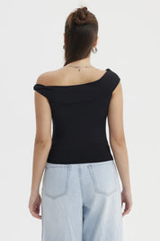 Polera negra de mujer estilo Bardot con aplicación de nudo sin estampado diseño elegante y hombro descubierto