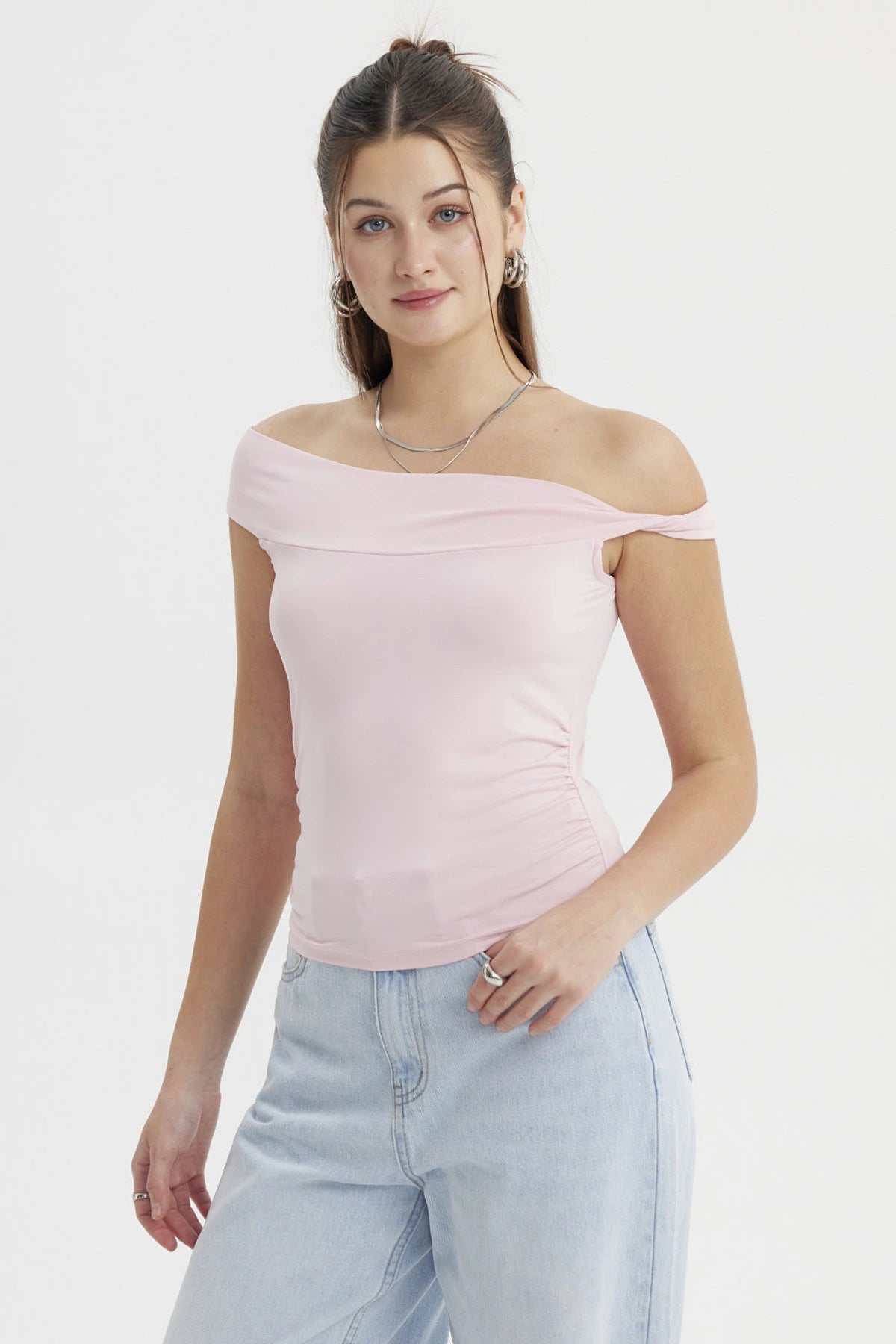 Polera mujer rosada Bardot sin estampas con hombros descubiertos y aplicación de nudo en un diseño ajustado