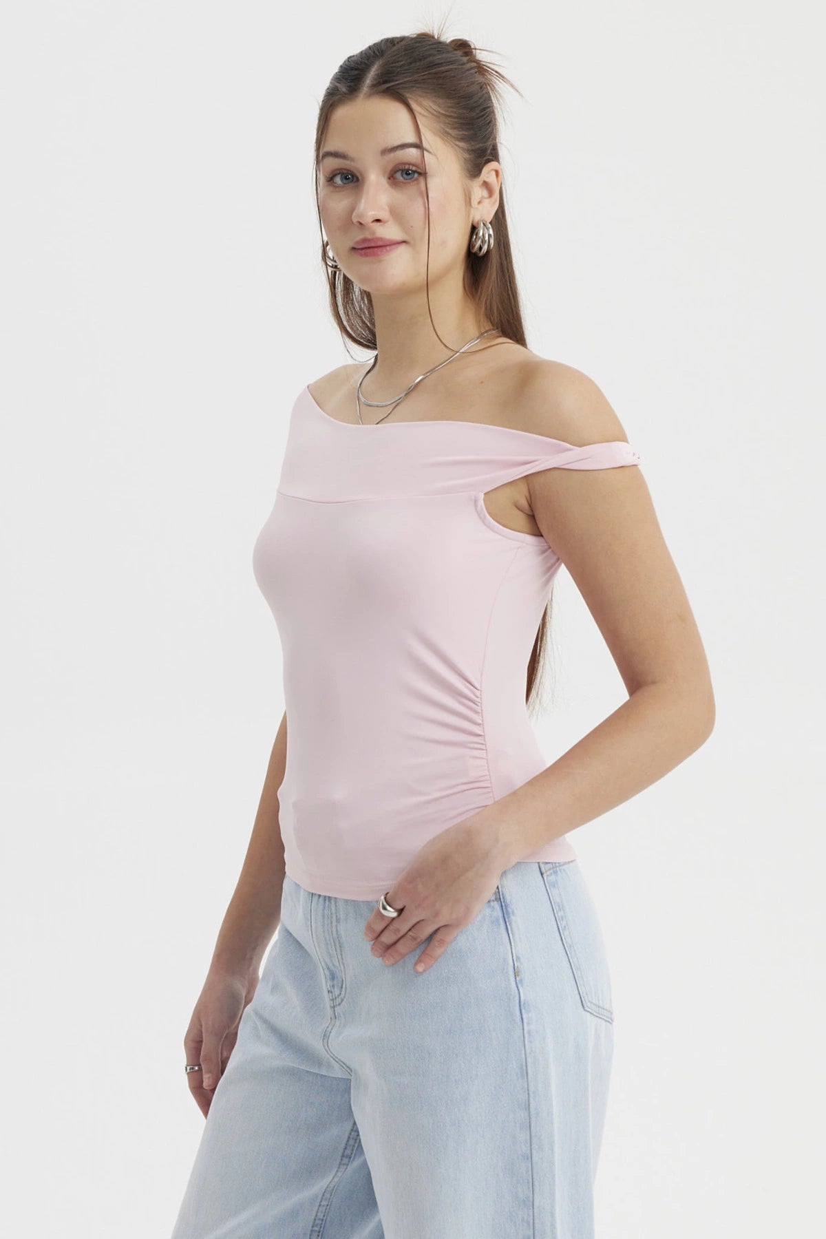 Polera mujer rosada Bardot sin estampas con hombros descubiertos y aplicación de nudo en un diseño ajustado