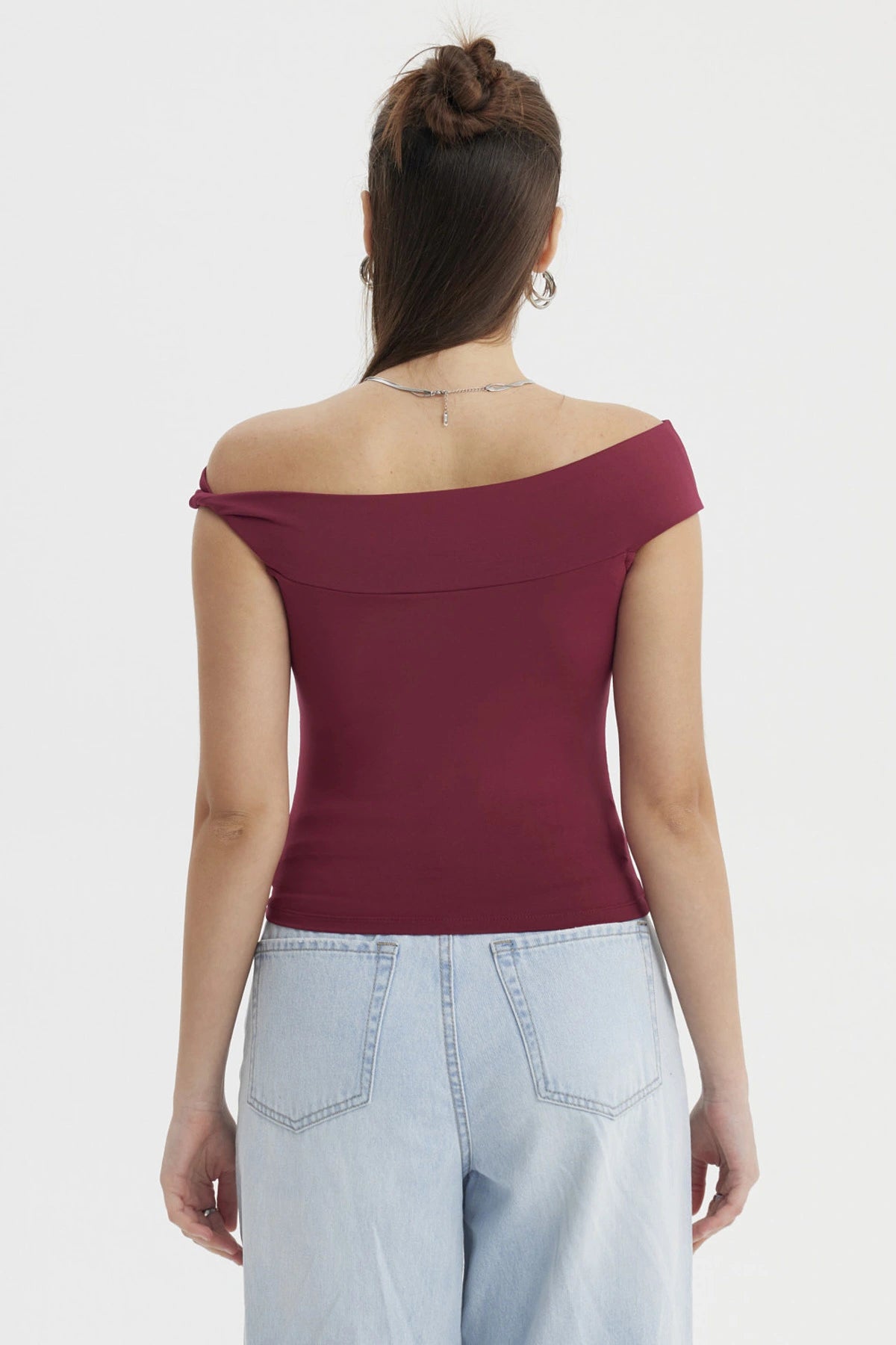 Polera mujer bardot vino con hombros descubiertos y ajuste con nudo al frente lisa y ajustada