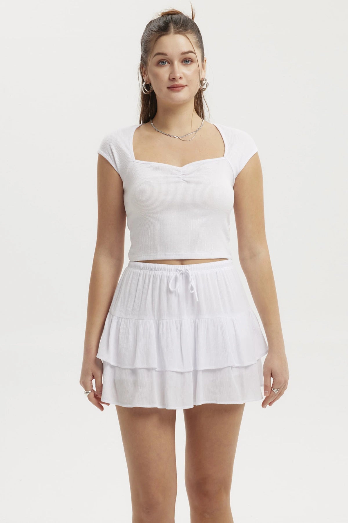 Polera blanca de mujer con escote corazón rib y manga corta diseño liso