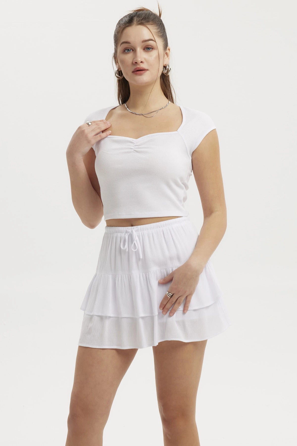Polera blanca de mujer con escote corazón rib y manga corta diseño liso