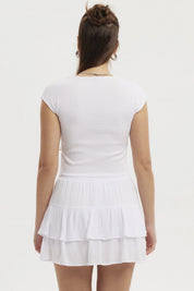 Polera blanca de mujer con escote corazón rib y manga corta diseño liso