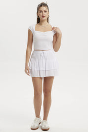 Polera blanca de mujer con escote corazón rib y manga corta diseño liso