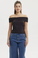 Polera negra de mujer estilo Bardot con basta redondeada y diseño liso sin estampa