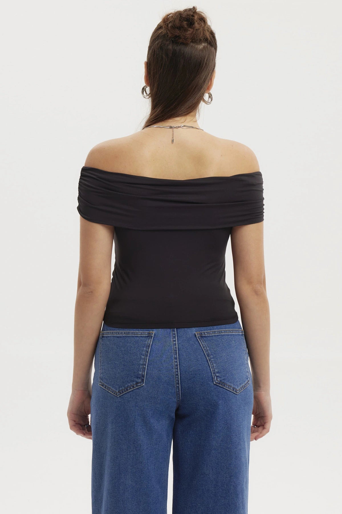Polera negra de mujer estilo Bardot con basta redondeada y diseño liso sin estampa