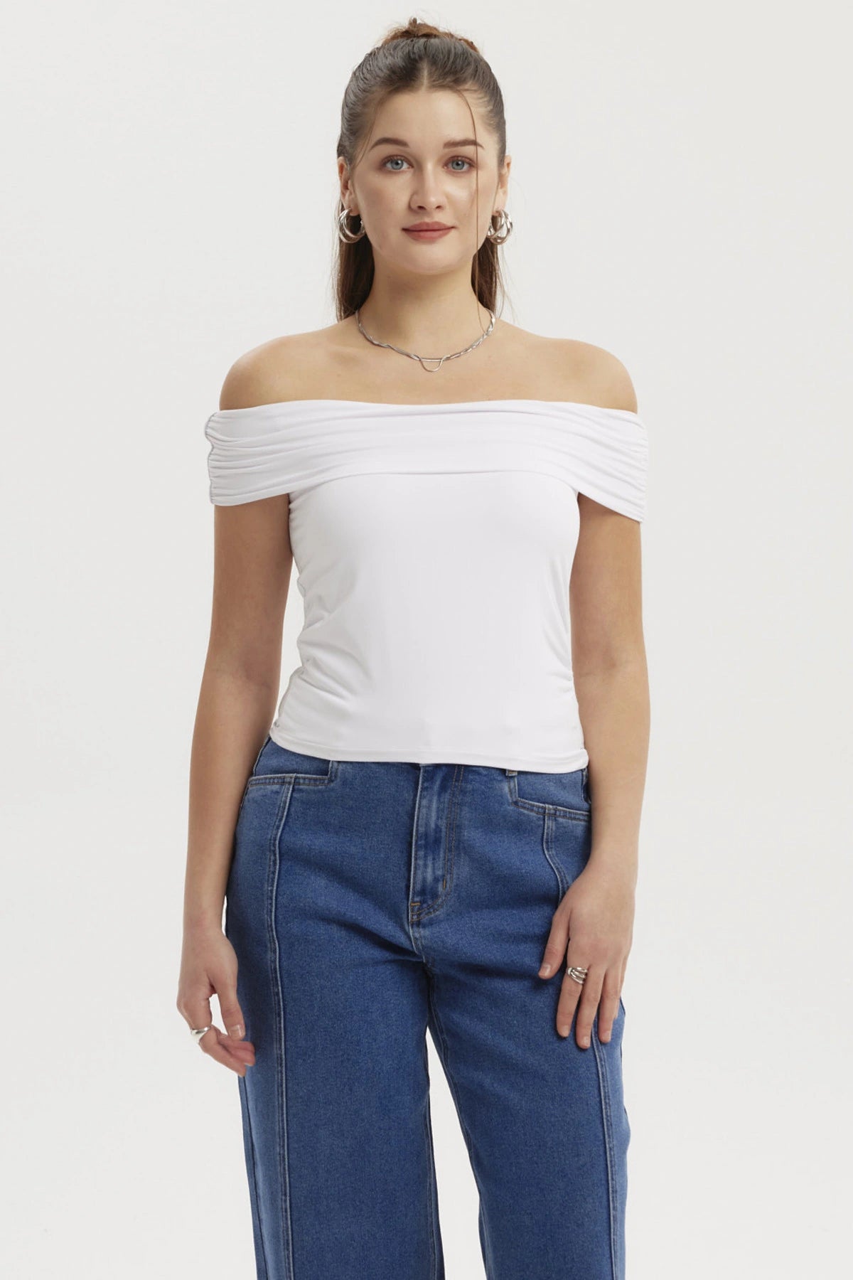 Polera mujer blanca bardot con basta redondeada diseño liso elegante ideal para días cálidos