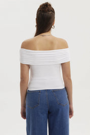 Polera mujer blanca bardot con basta redondeada diseño liso elegante ideal para días cálidos