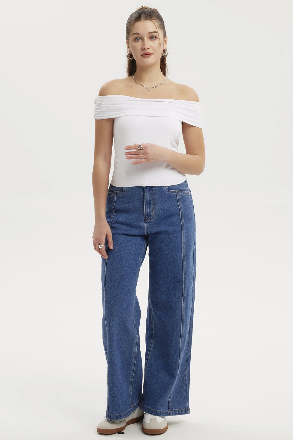 Polera mujer blanca bardot con basta redondeada diseño liso elegante ideal para días cálidos