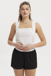 Polera blanca de mujer con escote cuadrado y detalle recogido en el centro lisa y sin estampado